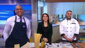 Blazer de terciopelo aguamarina usado por Erielle Reshef como se ve en Good Morning America el 22 de enero de 2024