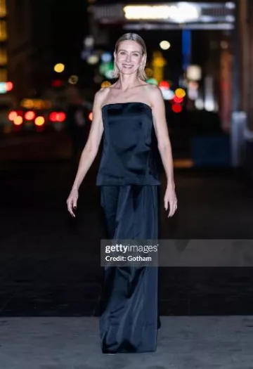 Carolina Herrera Pantalon large en satin plissé porté par Naomi Watts à Feud : Capote Vs. the Swans Press le 25 janvier 2024