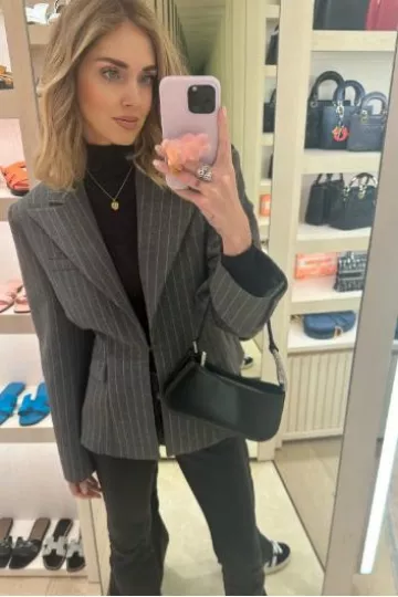 Bague Cartier Panthère De Cartier en or blanc, diamants, émeraudes et onyx portée par Chiara Ferragni sur sa story Instagram le 25 janvier 2024