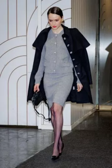 Falda de punto de cachemira de Prada usada por Daisy Ridley en The Today Show el 25 de enero de 2024