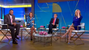 Diane von Furstenberg Robe Sheska en saphir étoilé à pétales de passion portée par Robin Roberts comme on le voit dans Good Morning America le 24 janvier 2024