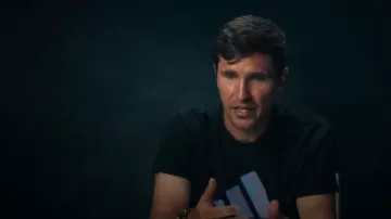 Camiseta con el logotipo gráfico de Adidas usada por Mischa Zverev como se ve en Break Point (S02E04)