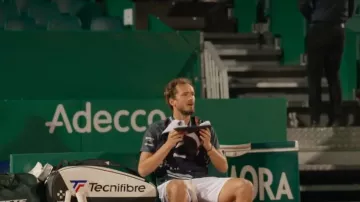 Polo Lacoste Medvedev usado por Daniil Medvedev como se ve en Break Point (S02E04)