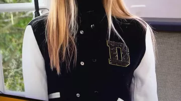 La chaqueta de peluche de Lara Fabian en Star Academy 25 de enero de 2024