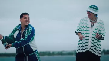 Sombrero de pescador de ganchillo a rayas blancas y verdes de Casablanca usado por Blessd en BLESSD - HÁGALE PUES ???????? (VIDEO OFICIAL)