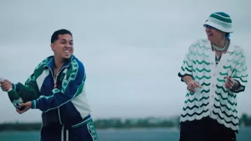 Camisa de ganchillo de rayas blancas y verdes onduladas de Casablanca usada por Blessd en BLESSD - HÁGALE PUES ???????? (VIDEO OFICIAL)