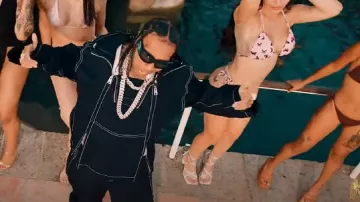 Chaqueta Anorak azul marino con doble cremallera de Bottega Veneta usada por Tyga en Oscar Maydon x Tyga - Kim Kardashian [Video oficial]