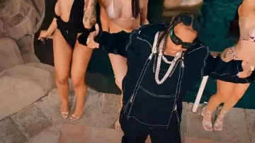 Bottega Veneta Navy Blue Barrel Leg Pants usado por Tyga en Oscar Maydon x Tyga - Kim Kardashian [Video Oficial]