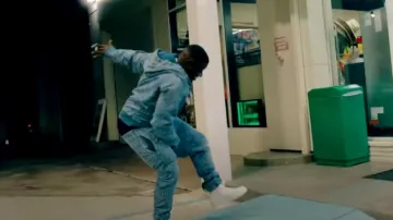 Sudadera con capucha de mezclilla con logotipo azul diésel usada por Blac Youngsta en Blac Youngsta, Lil Migo, Trapionn - Plugged N (Video oficial)