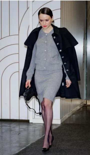 Falda de punto de cachemira de Prada usada por Daisy Ridley en The Today Show el 25 de enero de 2024