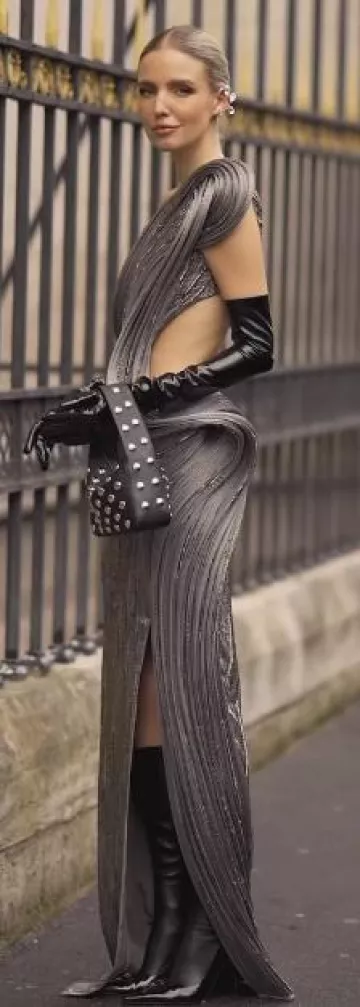 Khaite Petit sac à bandoulière Elena porté par Leonie Hanne lors du défilé Gaurav Gupta Haute Couture le 25 janvier 2024