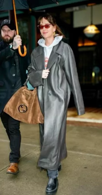 Manteau plissé Loewe en cuir d’agneau Nappa porté par Dakota Johnson à New York le 25 janvier 2024