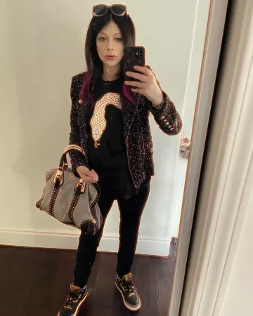 Air Jordan 3 Retro Black Cement Gold usado por Michelle Trachtenberg en su Instagram el 24 de enero de 2024