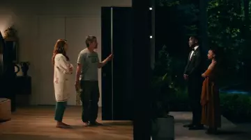 Leave the World Behind Movie Wardrobe: Julia Roberts wears long Cardigan to portray Amanda Sandford