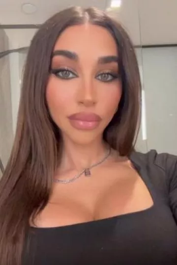 Collar con dijes Dior Lock and Key usado por Chantel Jeffries en su historia de Instagram el 26 de enero de 2024