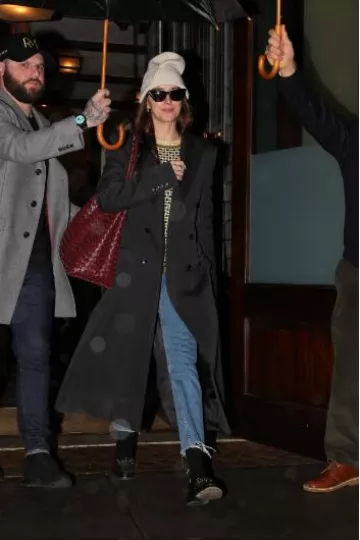 Bode Talsi Crew Knit porté par Dakota Johnson à New York le 26 janvier 2024