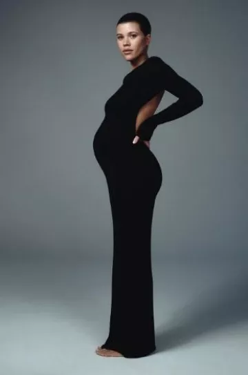 Saint Laurent Robe longue dos nu en laine et soie mélangée portée par Sofia Richie chez Vogue le 25 janvier 2024