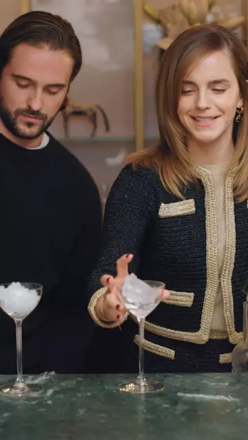 Falda Lame Miu Miu usada por Emma Watson en British Vogue Video el 25 de enero de 2024