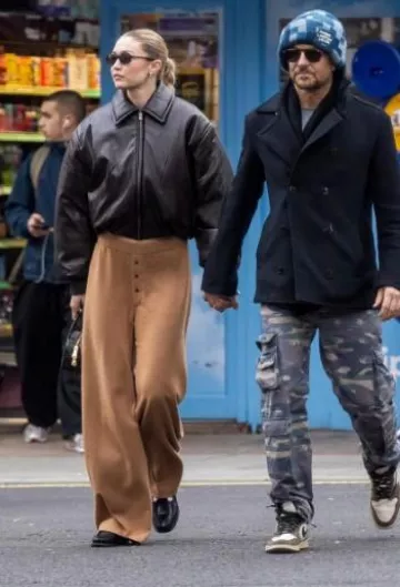 Chaqueta bomber recubierta de Acne Studios usada por Jelena Noura "Gigi" Hadid en Londres el 25 de enero de 2024