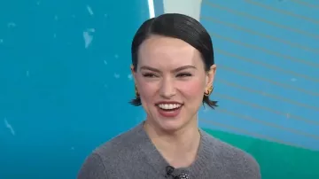 Pinzas para los oídos Belperron Corne usadas por Daisy Ridley como se ve en Today el 26 de enero de 2024