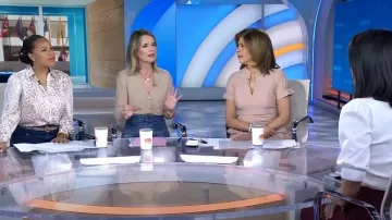 Marco: La falda midi de mezclilla con ventilación frontal usada por Savannah Guthrie como se ve en Today el 26 de enero de 2024