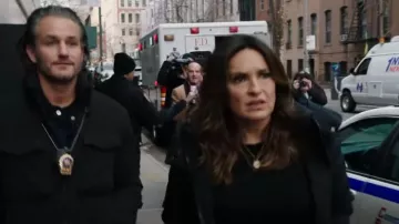 Bandier Full Zip Jack­et worn by Detective Olivia Benson (Mariska Hargitay) as seen in Law & Order: Special Victims Unit (S25E02)