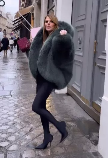 Escarpins Balenciaga Pantaleggings 110 mm portés par Anna Dello Russo lors de la visite de la collection Roger Vivier le 22 janvier 2024