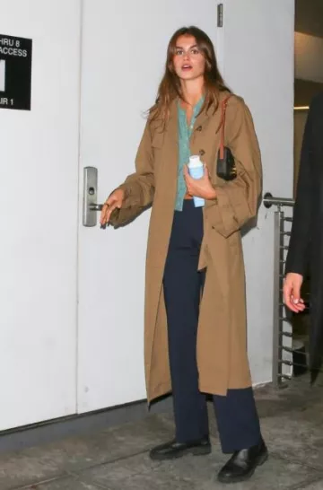 Pantalón Paloma Wool Navy Tropez usado por Kaia Gerber en Beverley Hills el 22 de enero de 2024
