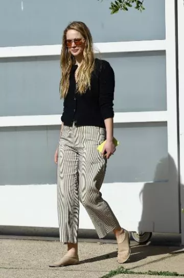 The Row Sock Leather Trimmed Mesh Flats usado por Jennifer Lawrence en Los Ángeles el 27 de enero de 2024