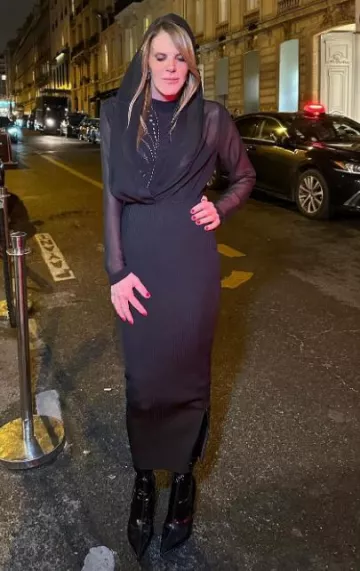 Les bottes Attico Cheope Cuissard portées par Anna Dello Russo au défilé Été-Automne d’Alaïa le 23 janvier 2024