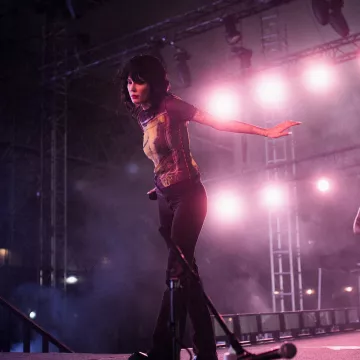 Chemise Jean Paul Gaultier Venus De Milo portée par Halsey sur son post Instagram le 27 janvier 2024