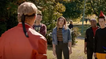 Forever 21 Yellow Crop Top porté par Tory Nichols (Peyton List) comme on le voit dans Cobra Kai (S03E07)
