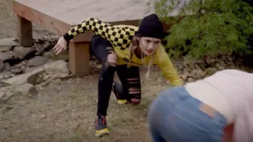 Zapatos florales Nike usados por Tory Nichols (Peyton List) como se ve en Cobra Kai (T03E07)