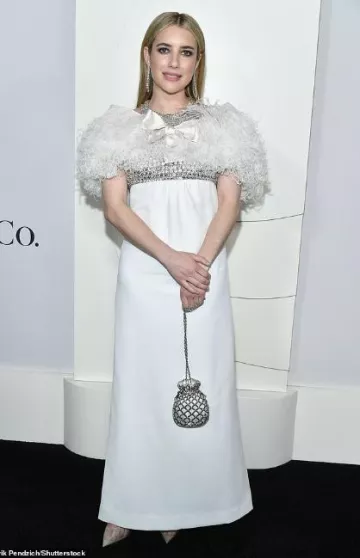 Jimmy Choo Saeda Zapatos de tacón de PVC y cuero metálico con purpurina adornados con cristales usados por Emma Roberts en el estreno de Feud: Capote Vs. the Swans el 23 de enero de 2024