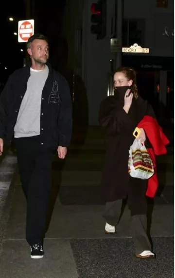 Coque en silicone Apple Iphone avec Magsafe utilisée par Jennifer Lawrence à Beverly Hills le 23 janvier 2024