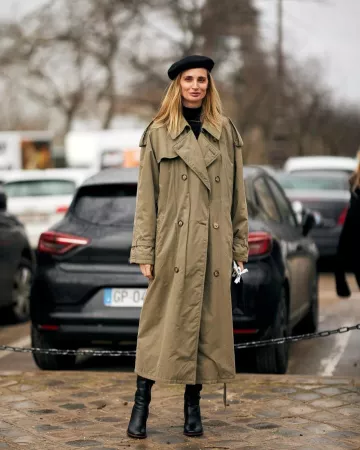 La boina de cachemira Row Dodo usada por Lauren Santo Domingo en la Semana de la Moda de París el 23 de enero de 2024