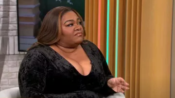 Buen vestido midi de terciopelo aplastado americano con cuello en V profundo usado por Da'Vine Joy Randolph como se vio en CBS Mornings el 11 de enero de 2024