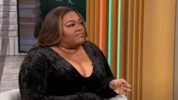 Bonne robe mi-longue américaine en velours écrasé à col en V profond portée par Da’Vine Joy Randolph comme on le voit dans CBS Mornings le 11 janvier 2024