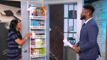Milly Robe en tricot asymétrique à carreaux directionnel portée par Elizabeth Werner comme on le voit dans CBS Mornings le 11 janvier 2024