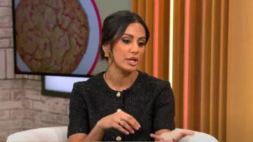 Amanda Uprichard Braswell Top en Watkins Tweed usado por Sabeena Ladha como se ve en CBS Mornings el 11 de enero de 2024