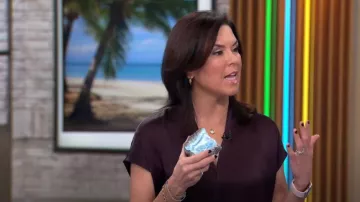 Top de satén de amapola de Banana Republic en ciruela pasa púrpura usado por Meg Oliver como se vio en CBS Mornings el 14 de enero de 2024