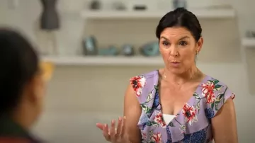 Top Parker Manny en Lapis Fleur usado por Meg Oliver como se vio en CBS Mornings el 14 de enero de 2024