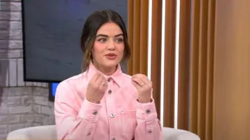 Bottega Veneta Pink Wash Denim Shirt usado por Lucy Hale visto en CBS Mornings el 16 de enero de 2024