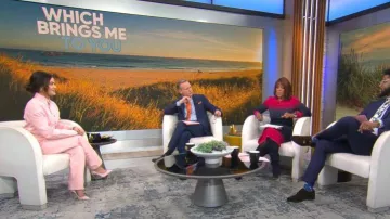 Bottega Veneta Pink Wash Wide Leg Denim usado por Lucy Hale como se ve en CBS Mornings el 16 de enero de 2024