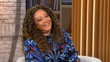 Farm Rio Black Toucans Bufanda Vestido largo de manga larga usado por Michele Norris como se ve en CBS Mornings el 16 de enero de 2024