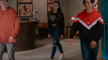 Baskets Vans à damier portées par Tory Nichols (Peyton List) comme on le voit dans Cobra Kai (S04E05)