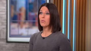 Elie Tahari Emily Robe en faux daim portée par Dana Jacobson comme on le voit dans CBS Mornings le 21 janvier 2024