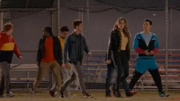Tenues de la série télévisée Cobra Kai : Tory Nichols (Peyton List) porte des bottines Mia Grant Wedge dans la saison 4, épisode 5