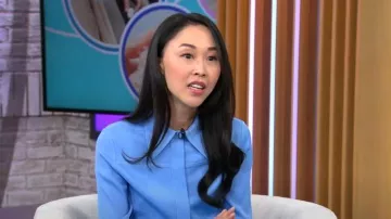 Une chemise à coutures biaisées Another Tomorrow portée par Sarah Paiji Yoo comme on le voit dans CBS Mornings le 22 janvier 2024