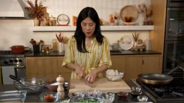 Ba&sh Kenya Tie Dye Robe chemise portée par Geneviève Ko dans CBS Mornings le 25 janvier 2024